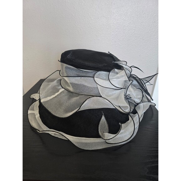 Kentucky Derby two toned women's hat. - Picture 4 of 6